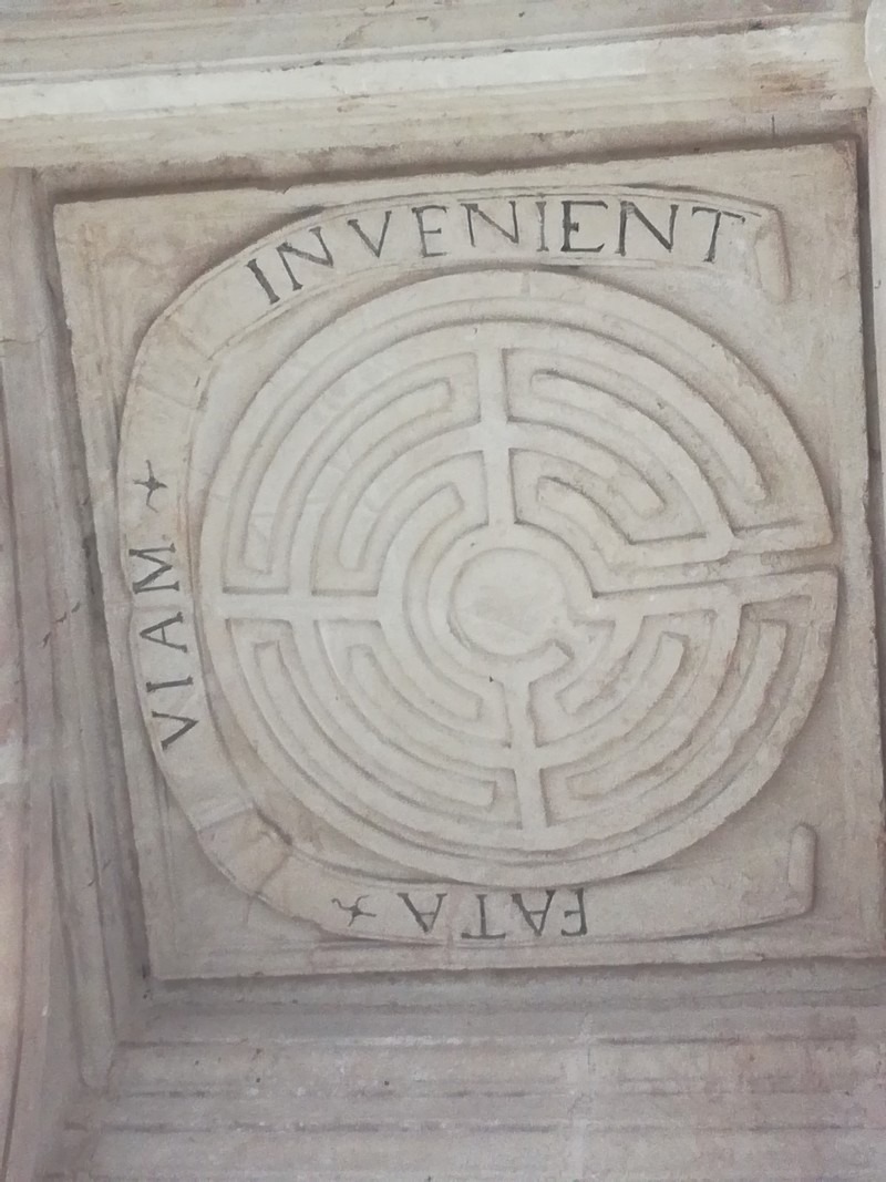 Labyrinthe sur stèle