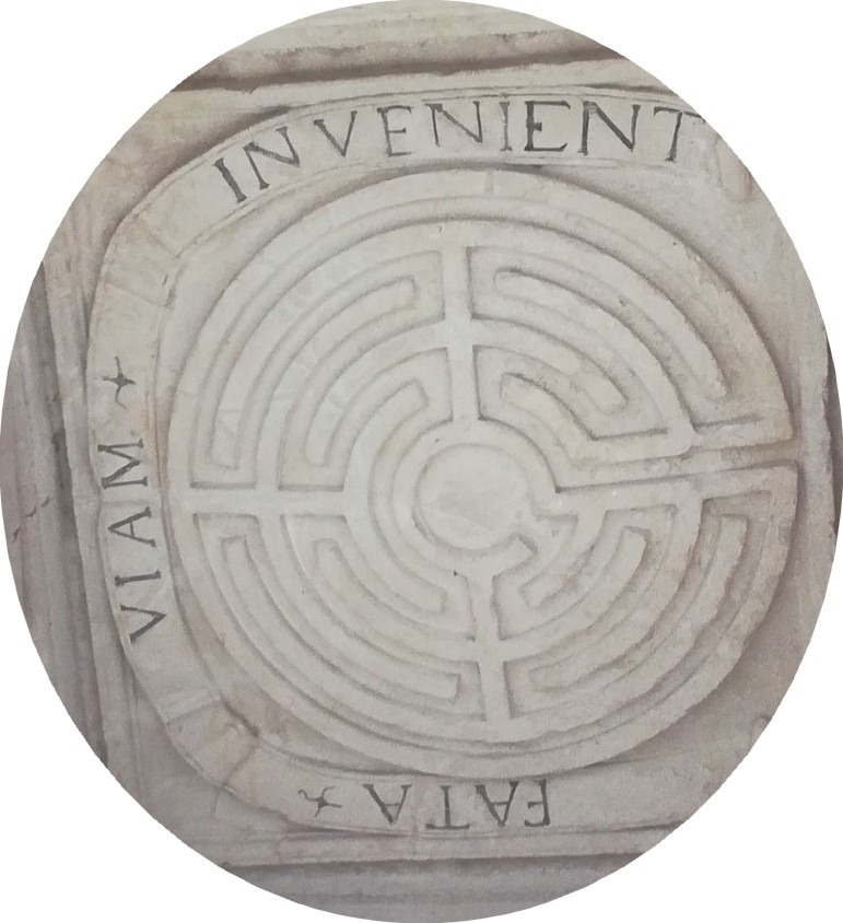 Stèle labyrinthe