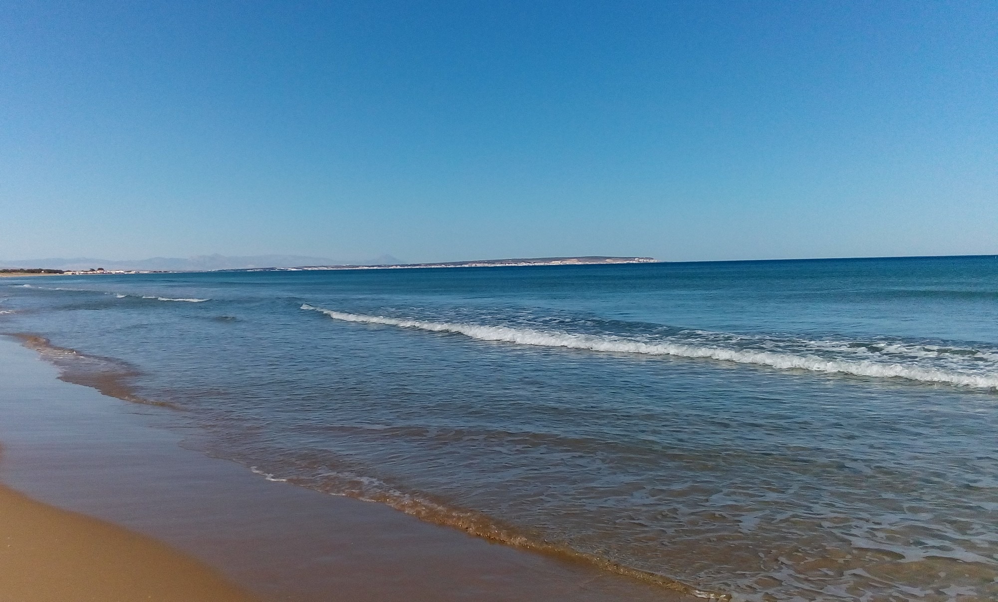 Vague et plage déserte