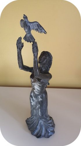 Statue femme libérant un oiseau